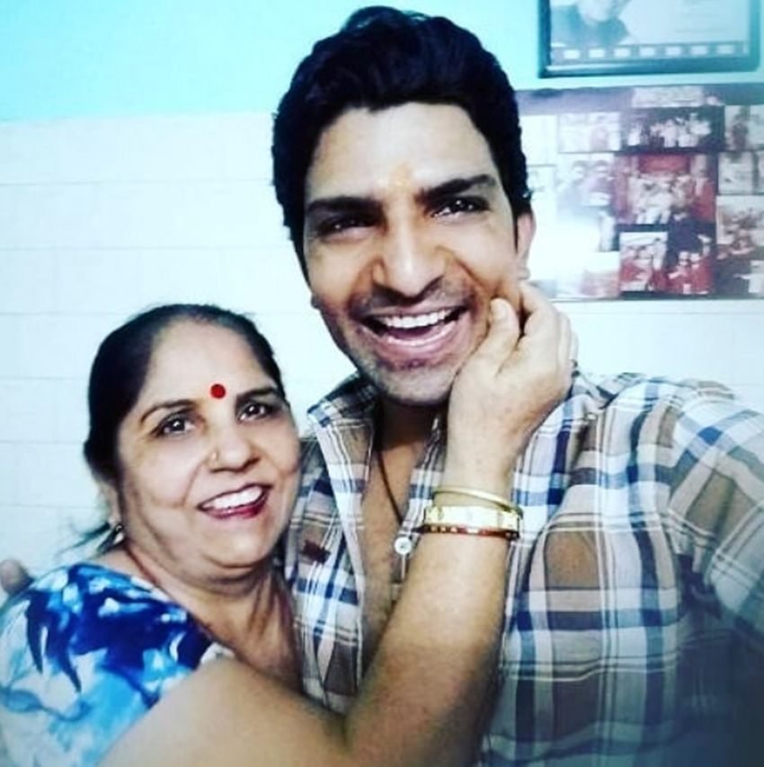 जतिन पढ़ने में भी कुछ खास नहीं थे। वो 9वीं और 11वीं में फेल हो चुके हैं। जैसे तैसे इंटर पास किये। कॉलेज के बाद वह एक्टिंग की दुनिया में जाना चाहते थे।
