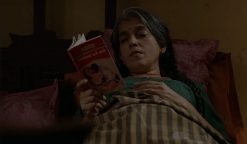 Lipstick Under My Burkha: साल 2017 में आई ये एक महिला सेंट्रिक फिल्म थी जिसमें महिलाओं की आजादी के मुद्दे पर फोकस किया गया था। इस फिल्म के एक सीन में 52 वर्षीय बुआजी जिसका किरदार रत्ना पाठक शाह ने निभाया था को फोन पर बात करते हुए मास्टर्बेट करते दिखाया गया था। इस फिल्म पर सेंसर बोर्ड की खूब कैंचियां चली थीं।