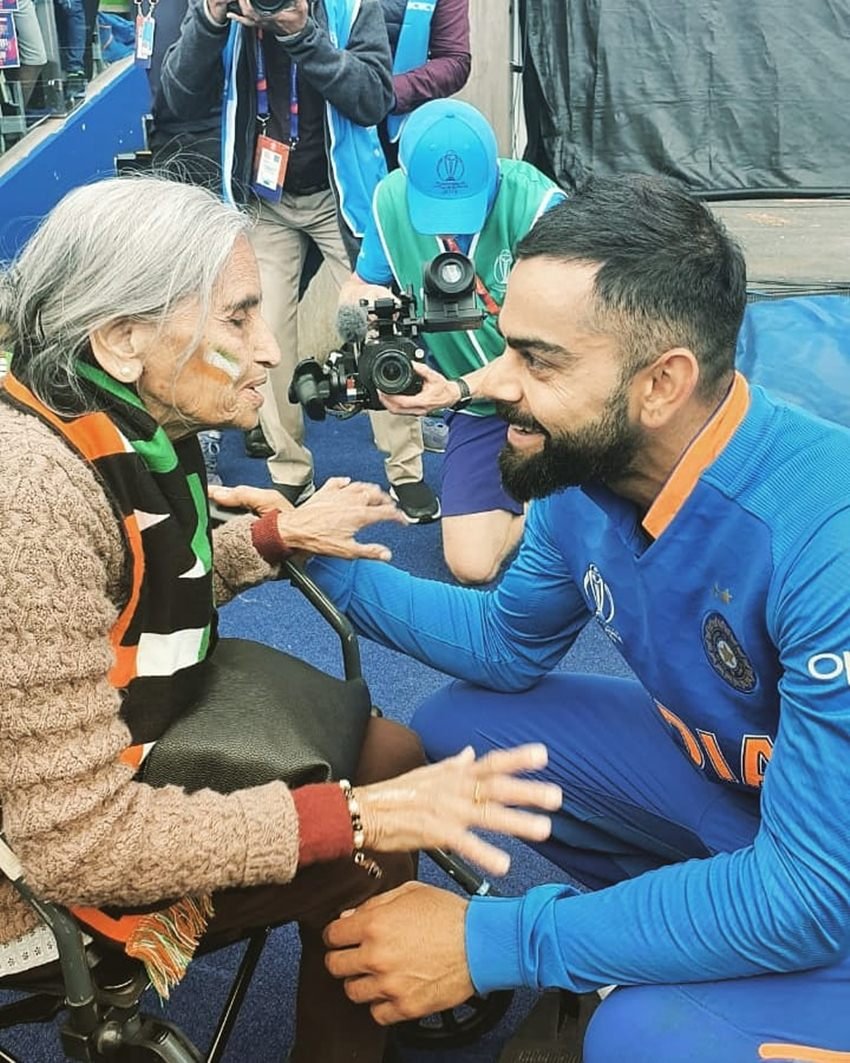 चारूलता का क्रिकेट काफी सालों से पसंदीदा खेल है। वो जब नौकरी करती थीं तो टीवी पर क्रिकेट देखती थीं, लेकिन रिटायरमेंट के बाद जब भी मौका मिलता है तो वे स्टेडियम आकर मैच देखती हैं।