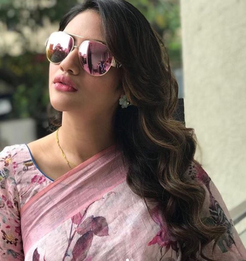 शो में नुसरत ने अपने जीवन के बहुत से पहलू पर बातें की। उन्होंने पार्क स्ट्रीट रेप केस के आरोपी की मदद करने के आरोपों से लेकर निजी जीवन में वो कैसी हैं हर चीज पर खुलकर बात की।