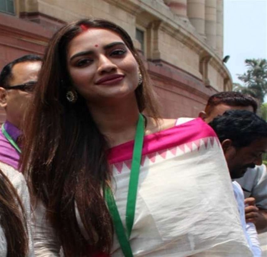बकौल नुसरत निखिल उन्हें उनके पैंरेंट्स की तरह की किसी चीज के लिए उत्साहित करते हैं। जब वह सासंदी का चुनाव जीती तों नुसरत ने उन्हें एक साड़ी गिफ्ट की। उसी साड़ी में वह शपथ लेने संसद पहुंची थीं।