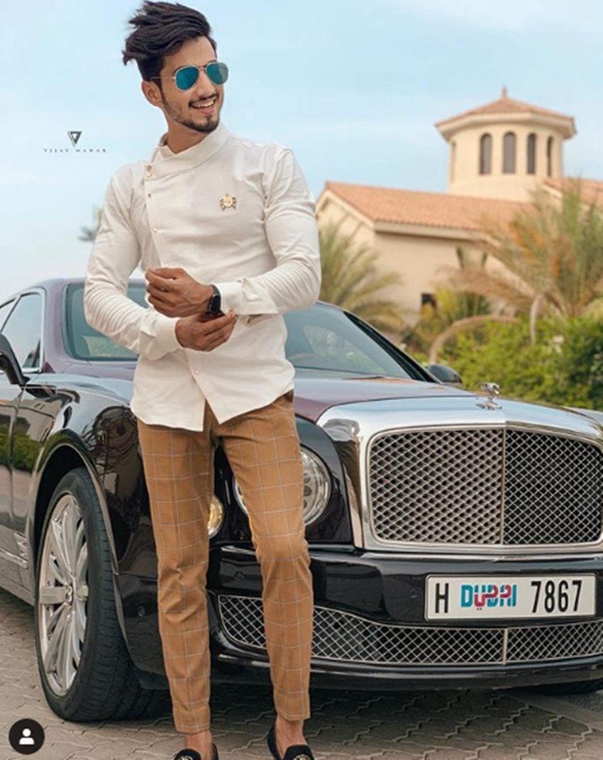 फैसल फैशन के मामले में बेहद ट्रेंडी है। उसे उसके फैंस स्टाइल आइकन की तरह फॉलो करते हैं।