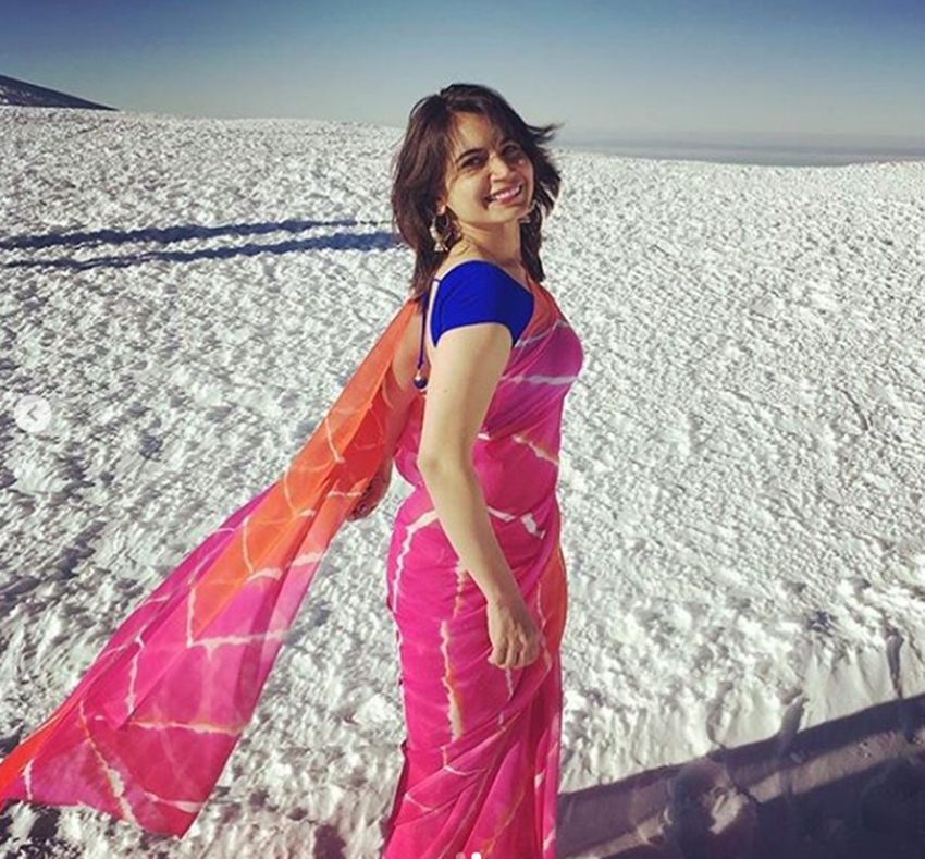 प्रिया साड़ी में भी बेहद खूबसूरत दिखती हैं।