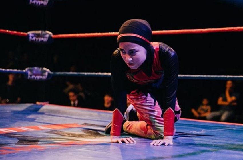 दुनिया की इस पहली हिजाबी रेसलर का नाम है Nor ‘Phoenix’ Diana. डायना मूल रूप से मलेशिया की रहने वाली हैं। हाल ही में डायना हिजाब पहन कर रेसलिंग करने के लिए चर्चा में शुमार हुई हैं।