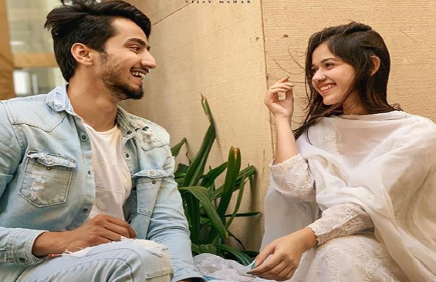 Tik Tok ऐप की लोकप्रियता लगातार बढ़ती जा रही है। इसका अंदाजा इसी बात से लगा सकते हैं कि इस ऐप ने कई लोगों को सेलिब्रिटी बना दिया है। जिन लोगों ने टिकटॉक से खूब नाम कमाया उनमें से दो नाम आज बहुत चर्चा में हैं। पहला तो मुंबई के फैसल शेख उर्फ Mr Faisu तो दूसरा एक्ट्रेस जन्नत जुबैर रहमानी। Mr faisu ने अभी हाल ही में तबरेज अंसारी पर एक विवादित वीडियो डाला जिसके बाद टिकटॉक ने उसका अकाउंट सस्पेंड कर दिया। फैसल शेख के 23 मिलियन से ज्यादा टिकटॉक फालोवर थे। अकाउंट बंद होने के बाद फैसल के फालोवर्स ने सोशल मीडिया में एक मुहिम चला रखी है और टिकटॉक से दर्ख्वास्त कर रहे हैं कि उनके Mr faisu का अकाउंट दोबारा एक्टिवोट कर दिया जाए। वहीं जन्नत जुबैर को लोग ट्रोल कर रहे हैं कि तुमने फैसल का सपोर्ट क्यों नहीं किया जबकि तुम दोनों अच्छे दोस्त थे।(All Pics: @Jannatzubair/instagram)