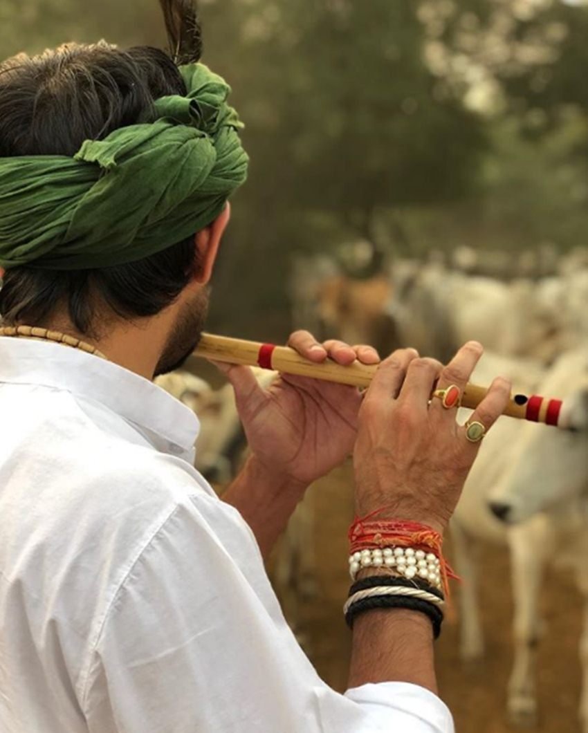 पिछले साल शादी के बाद पत्नी से उनका अलगाव हो गया। पत्नी से विच्छेद के बाद वह वृंदावन में भी आध्यात्म के रंग में रंगे दिखे थे।