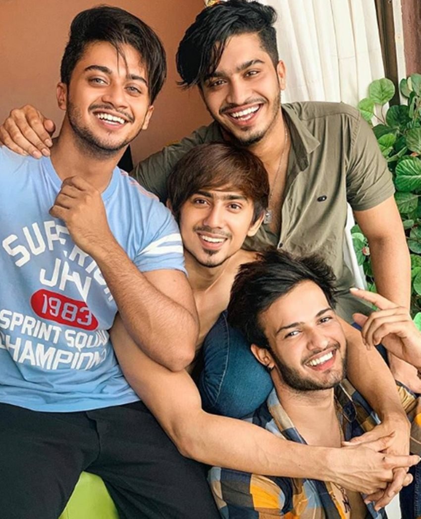 बता दें कि तबरेज अंसारी लिंचिंग मामले पर वीडियो बनाने के बाद शिवसेना के रमेश सोलंकी ने फैसल शेख और उनकी टीम 07 के खिलाफ मुंबई पुलिस में शिकायत दर्ज कराई थी। इसके बाद टिकटॉक ने भी फैसल का अकाउंट सस्पेंड कर दिया था।