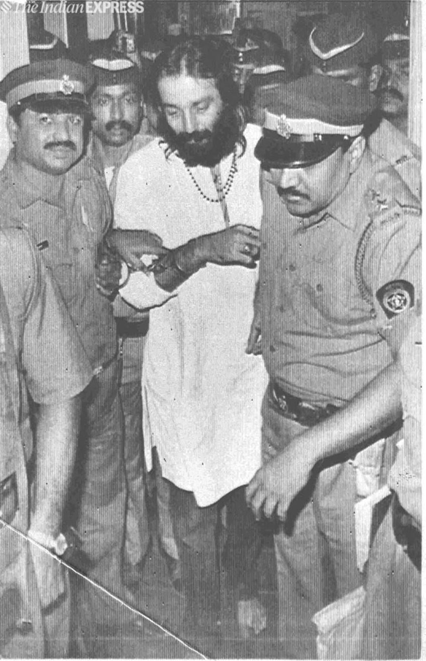 साल 1993 में संजय दत्त को टाडा के तहत गिरफ्तार किया गया था। आतंकवाद के आरोपों से संजय को बरी तो कर दिया गया लेकिन अवैध हथियार रखने के जुर्म में उन्हें जेल जाना पड़ा था।