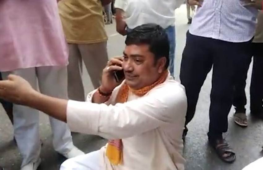 मिर्जापुर में बीजेपी नेता चालान काटने के दौरान पुलिस के कथित दुर्व्यवहार को लेकर धरने पर बैठ गए। (फोटो सोर्स: सोशल मीडिया)