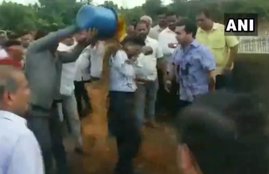 Congress MLA, Nitesh Narayan Rane, Supporters, Mud, Engineer, Prakash Shedekar, Bridge, Mumbai-Goa Highway, Kankavali, Maharashtra, Mumbai News, State News, National News, Hindi News