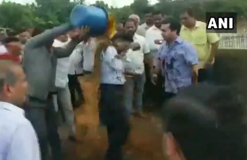 Congress MLA, Nitesh Narayan Rane, Supporters, Mud, Engineer, Prakash Shedekar, Bridge, Mumbai-Goa Highway, Kankavali, Maharashtra, Mumbai News, State News, National News, Hindi News