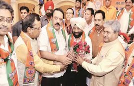 Dr Swaran Singh with BJP leaders