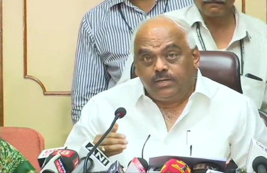 स्पीकर ने तीन विधायकों को अयोग्य करार दिया है।