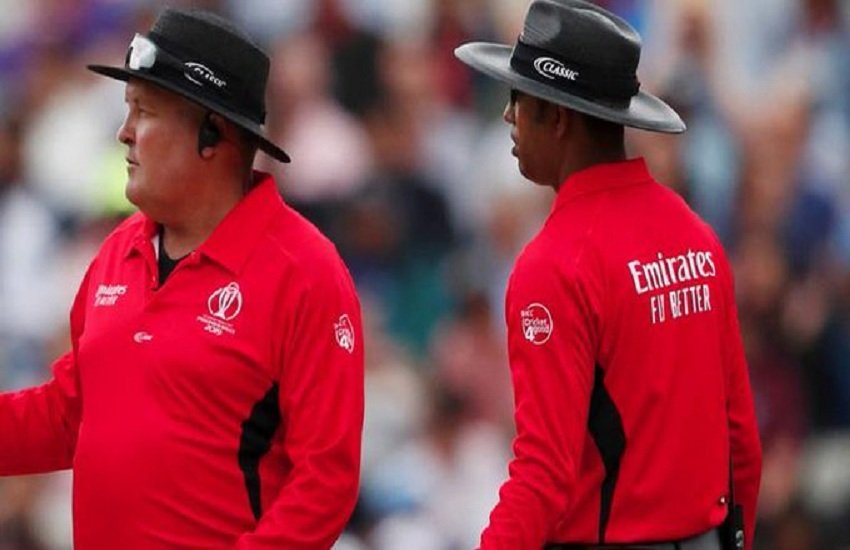 विश्वकप फाइनल मुकाबले के दौरान अंपायर कुमार धर्मसेना। (File Photo/Reuters) विश्वकप फाइनल मुकाबले के दौरान अंपायर कुमार धर्मसेना। (File Photo/Reuters)