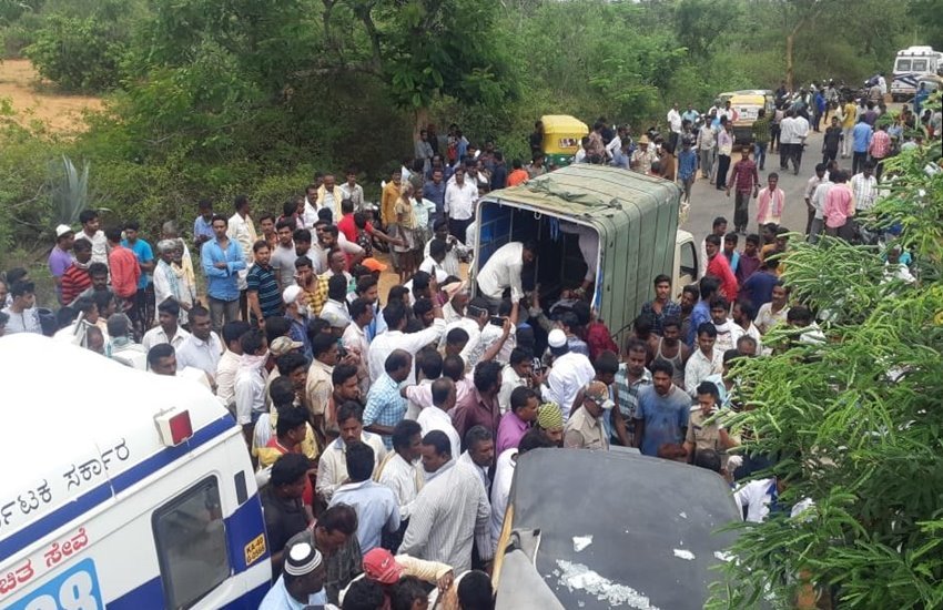 कर्नाटक में ऑटो रिक्शा और बस की टक्कर, कई की मौत 
फोटो सोर्स- ANI 