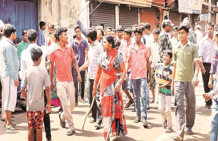 जमशेदपुर में बच्चा चोरी के अफवाह में आरोपियों की पीटकर हत्या के बाद प्रदर्शन। (फाइल फोटो)