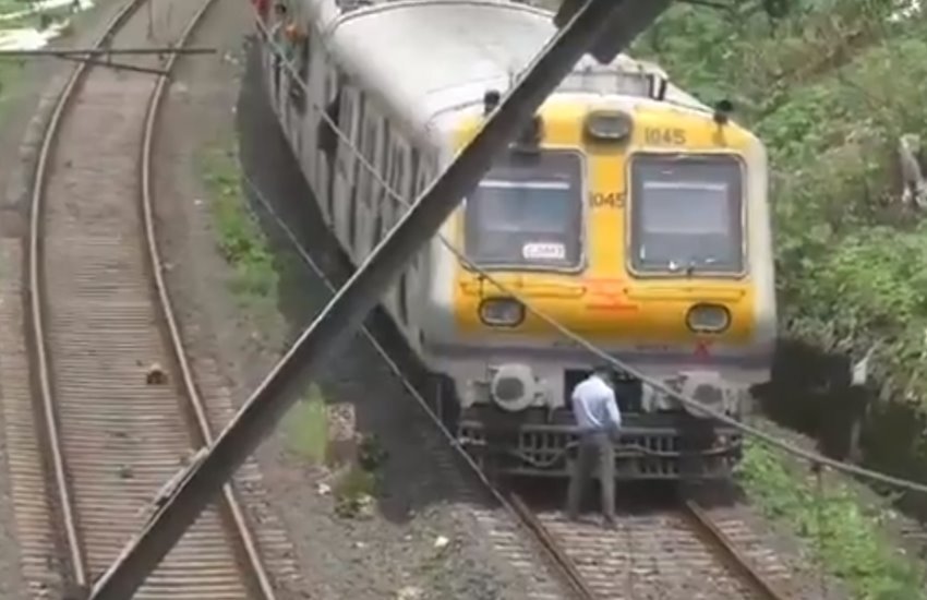 मुंबई लोकल ट्रेन को रोक टॉयलेट करता हुआ ड्राइवर 
फोटो सोर्स- सोशल मीडिया 