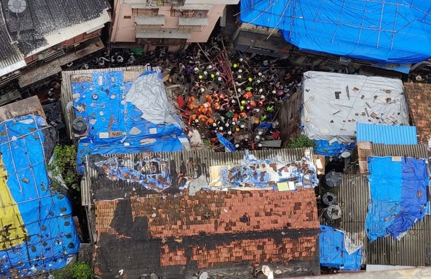 मुंबई के डोंगरी इलाके में 4 मंजिला इमारत ढही। फोटो सोर्स: इंडियन एक्सप्रेस
