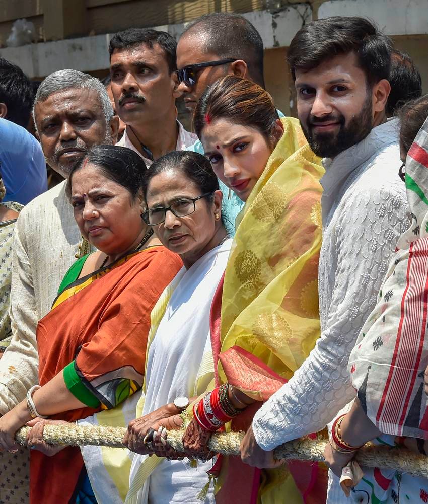 Nusrat Jahan's Jagannath Puja, Nusrat Jahan's Wedding Reception, Nusrat Jahan, Actress, MP, TMC, Traditional Look, Glamorous Look, Kolkata, Mamata Banerjee, Mimi Chakraborty, Function, Aarti, Saree, Muslim, Nikhil Jain, Hindu, Nusrat Jahan News, Kolkata News, West Bengal News, National News, Hindi News