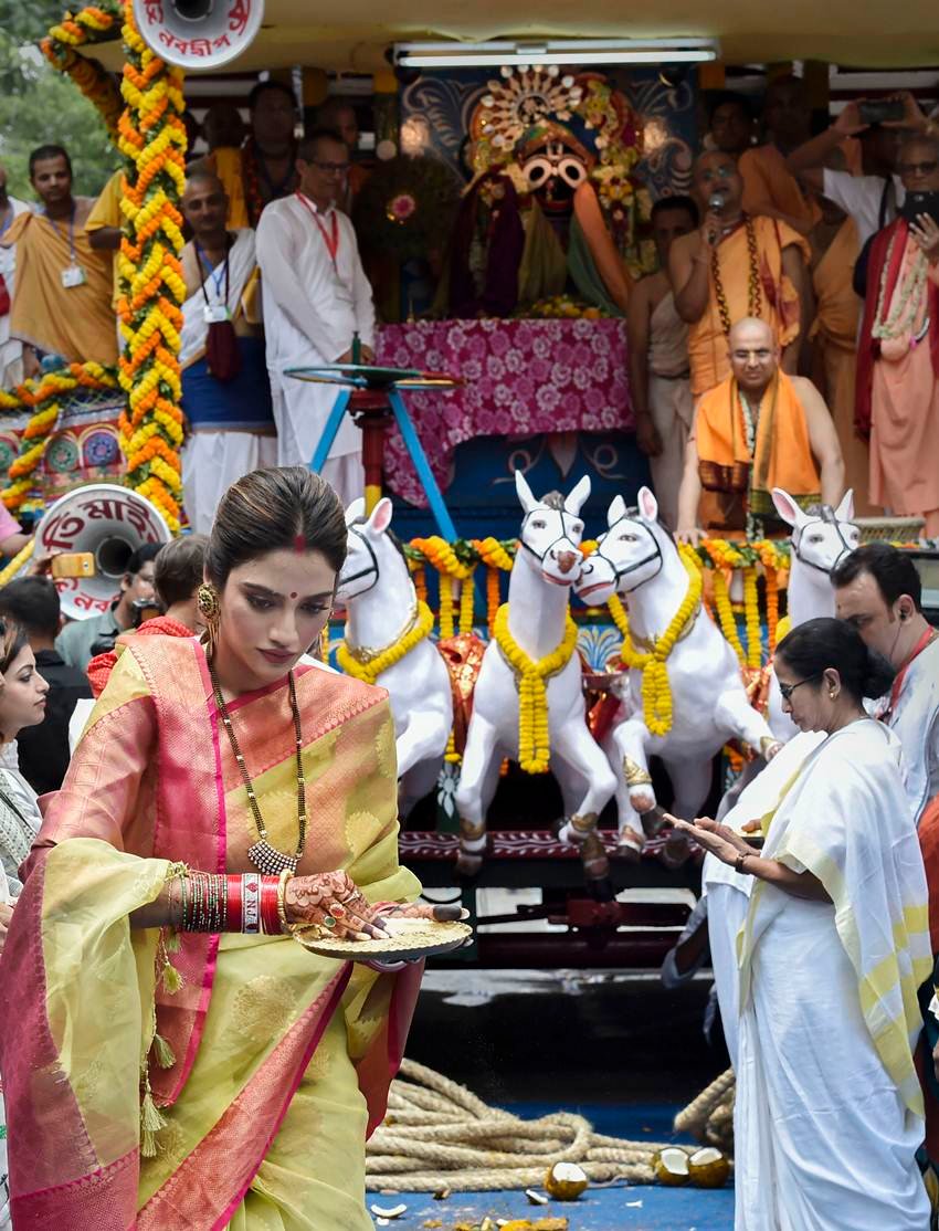 Nusrat Jahan's Jagannath Puja, Nusrat Jahan's Wedding Reception, Nusrat Jahan, Actress, MP, TMC, Traditional Look, Glamorous Look, Kolkata, Mamata Banerjee, Mimi Chakraborty, Function, Aarti, Saree, Muslim, Nikhil Jain, Hindu, Nusrat Jahan News, Kolkata News, West Bengal News, National News, Hindi News