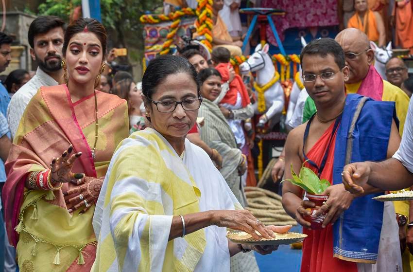 Nusrat Jahan's Jagannath Puja, Nusrat Jahan's Wedding Reception, Nusrat Jahan, Actress, MP, TMC, Traditional Look, Glamorous Look, Kolkata, Mamata Banerjee, Mimi Chakraborty, Function, Aarti, Saree, Muslim, Nikhil Jain, Hindu, Nusrat Jahan News, Kolkata News, West Bengal News, National News, Hindi News