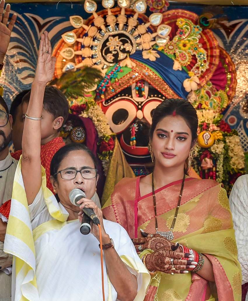 Nusrat Jahan's Jagannath Puja, Nusrat Jahan's Wedding Reception, Nusrat Jahan, Actress, MP, TMC, Traditional Look, Glamorous Look, Kolkata, Mamata Banerjee, Mimi Chakraborty, Function, Aarti, Saree, Muslim, Nikhil Jain, Hindu, Nusrat Jahan News, Kolkata News, West Bengal News, National News, Hindi News