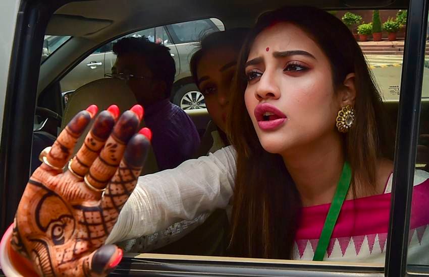 Nusrat Jahan's Jagannath Puja, Nusrat Jahan's Wedding Reception, Nusrat Jahan, Actress, MP, TMC, Traditional Look, Glamorous Look, Kolkata, Mamata Banerjee, Mimi Chakraborty, Function, Aarti, Saree, Muslim, Nikhil Jain, Hindu, Nusrat Jahan News, Kolkata News, West Bengal News, National News, Hindi News