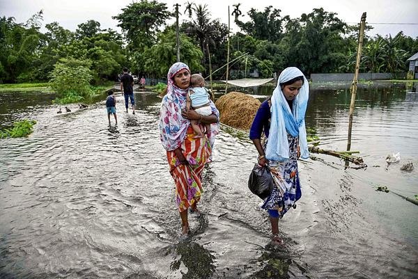 असम राज्य आपदा प्रबंधन प्राधिकरण (एएसडीएमए) के अनुसार प्रभावित जिलों में धेमाजी, लखीमपुर, बिस्वनाथ, नलबाड़ी, चिरांग, गोलाघाट, माजुली, जोरहाट, डिब्रूगढ़, नगांव, मोरीगांव, कोकराझार, बोंगाईगांव, बक्सा, सोनितपुर, दर्रांग और बारपेटा शामिल हैं।(PTI Photo)