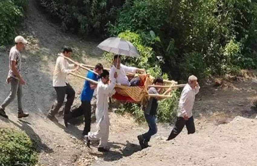 पालकी में सुदूर इलाकों का दौरा करने जाते डीसी रामबन। (फोटो सोर्स: सोशल मीडिया) पालकी में सुदूर इलाकों का दौरा करने जाते डीसी रामबन। (फोटो सोर्स: सोशल मीडिया)