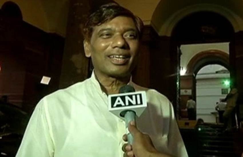 LJP के सांसद रामचंद्र पासवान का रविवार को दिल्ली स्थित RML अस्पताल में निधन हो गया। (फोटो क्रेडिट/ANI ट्विटर हैंडल) LJP के सांसद रामचंद्र पासवान का रविवार को दिल्ली स्थित RML अस्पताल में निधन हो गया। (फोटो क्रेडिट/ANI ट्विटर हैंडल)