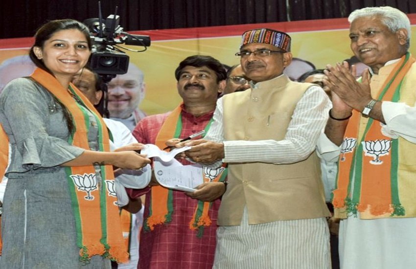 सपना चौधरी ने मोदी सरकार के कार्यकाल में पुरस्कार वापस करने वाले लोगों पर निशाना साधा है।(फोटो-पीटीआई)