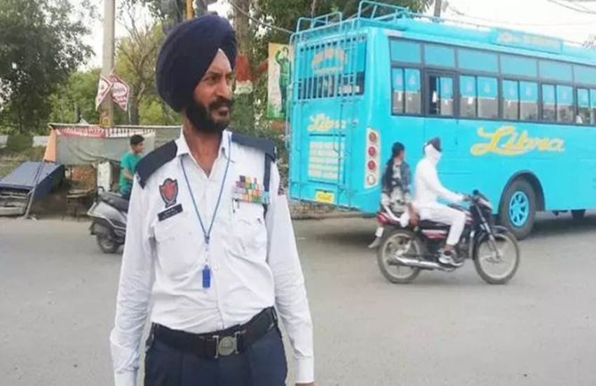 सतपाल सिंह संगरूर में ट्रैफिक व्यवस्था देख रहे हैं। (फोटो सोर्स: द इंडियन एक्सप्रेस) 