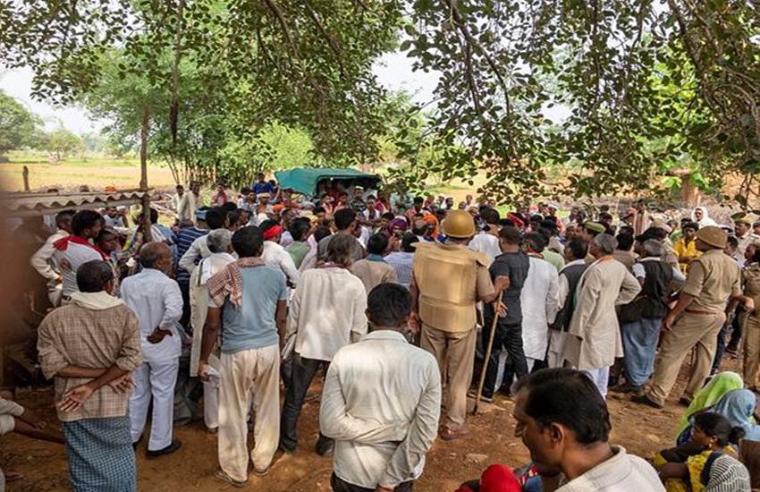सोनभद्र हिंसा में मरने वालों की संख्या 10 हो गई है। (फोटो सोर्स: PTI) सोनभद्र हिंसा में मरने वालों की संख्या 10 हो गई है। (फोटो सोर्स: PTI)