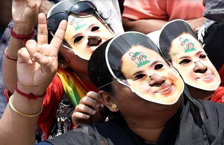 पश्चिम बंगाल की मुख्यमंत्री ममता बनर्जी की पार्टी टीएमसी के समर्थक की एंकर ने क्लास लगा दी। (फोटो सोर्स: PTI) पश्चिम बंगाल की मुख्यमंत्री ममता बनर्जी की पार्टी टीएमसी के समर्थक की एंकर ने क्लास लगा दी। (फोटो सोर्स: PTI)