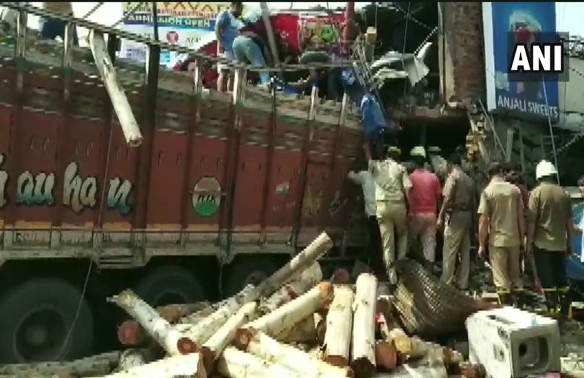 लखनऊ के उतरेठिया में दुकान में घुसा ट्रक 
फोटो सोर्स- एएनआई 