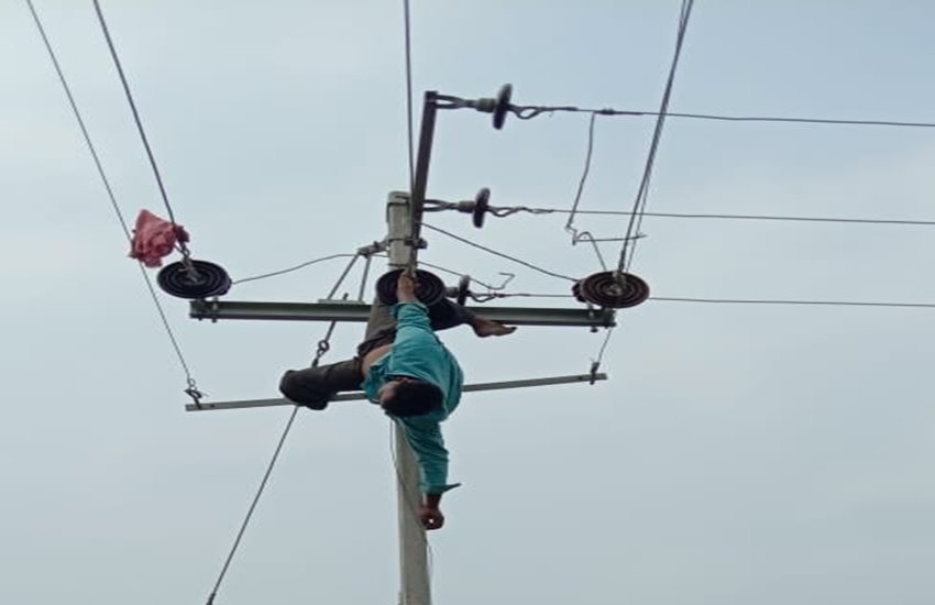 वाराणसी बिजली के पोल पर लटका लाइनमैन
फोटो सोर्स- @bhaiyyajispeaks वाराणसी बिजली के पोल पर लटका लाइनमैन
फोटो सोर्स- @bhaiyyajispeaks