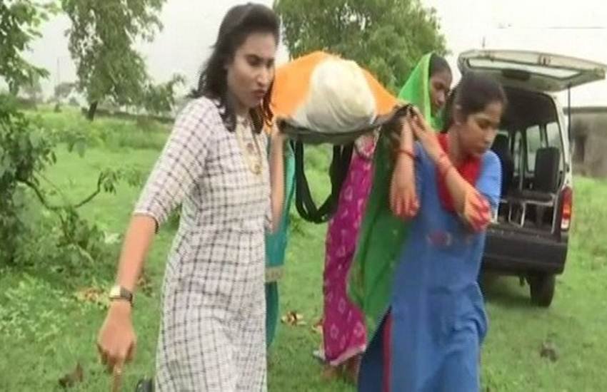 बुनियाद बेटी अनमोल फाउंडेशन की महिलाएं लावारिस लाशों को कंधा देकर उनका अंतिम संस्कार कर रही हैं।(फोटो-ANI)