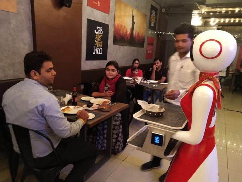 गुजरात के अहमदाबाद के एक रेस्टोरेंट ने ग्राहकों को अपनी ओर खींचने का एक नायाब तरीका अपनाया है। इंडियन स्वैग नाम के इस रेस्टोरेंट ने खाना सर्व करने के लिए रोबोट लगा रखे हैं। (All Photos: Express photo by Javed Raja)