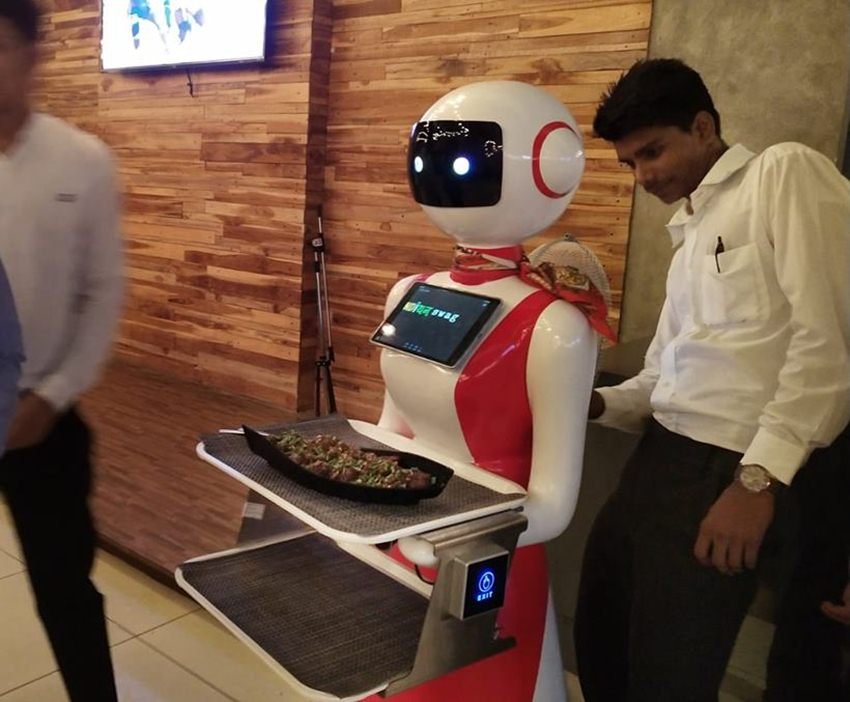 रेस्टोरेंट में काम करने वाले रोबोट्स का नाम लेक्सा है। इन रोबोट्स की क्षमता फिलाहल लिमिटेड है।