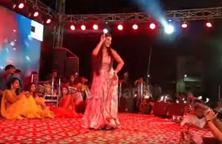 डांस परफॉर्म करतीं अक्षरा सिंह। (फोटो सोर्स-वीडियो स्नैप शॉट)