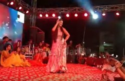 फैन को भीड़ से उठाकर Akshara Singh ने किया डांस, वायरल हो रहा वीडियो