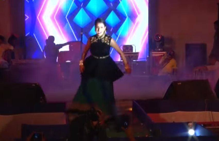 लाइव शो में स्टेज परफॉर्मेंस देतीं अक्षरा सिंह। (फोटो सोर्स-वीडियो स्नैप शॉट)