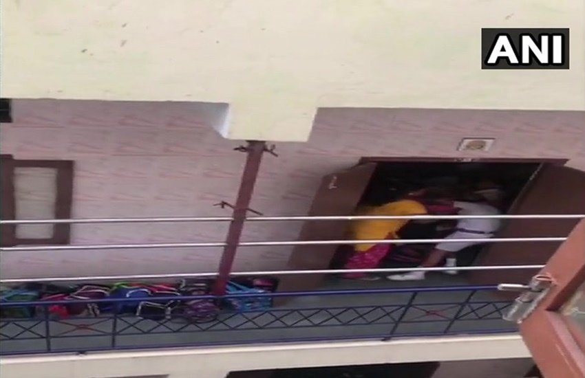 छात्र की पिटाई (फोटो सोर्स: ANI) 
