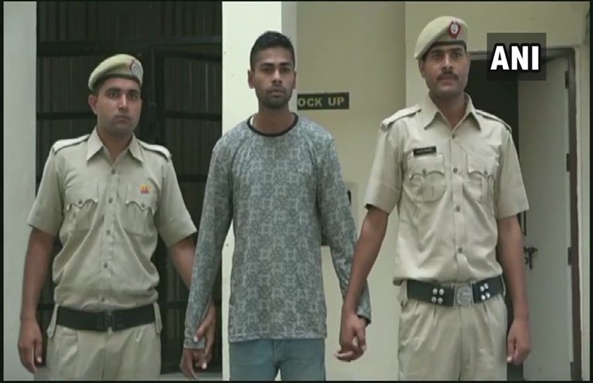 हिरासत में लिया गया सेना का जवान 
(फोटो सोर्स - एएनआई)