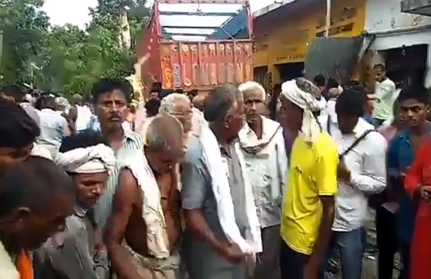 आजमगढ़ में हादसे के बाद लोगों की भीड़
फोटो सोर्स -@WeUttarPradesh आजमगढ़ में हादसे के बाद लोगों की भीड़
फोटो सोर्स -@WeUttarPradesh