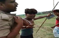 UP: बरेली में जमीन विवाद को लेकर फायरिंग और आगजनी, पुलिस टीम से मारपीट के बाद छीनी पिस्टल