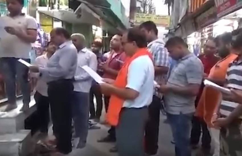 बीच सड़क पर हनुमान चालीसा का पाठ करते लोग। 
(फोटो सोर्स: Youtube Video)