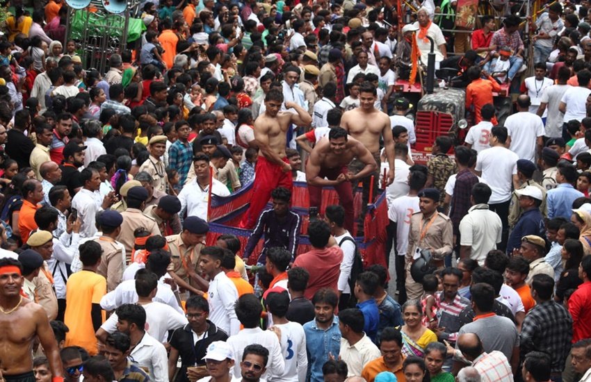 रथयात्रा में कुछ श्रद्धालुओं ने शारीरिक सौष्ठव का प्रदर्शन भी किया।