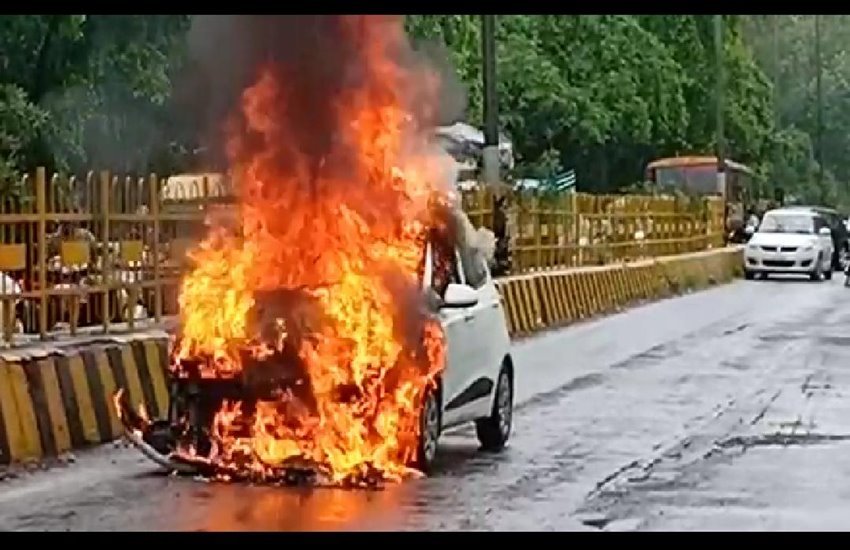मेरठ में कार में लगी आग 
फोटो सोर्स- स्थानीय 