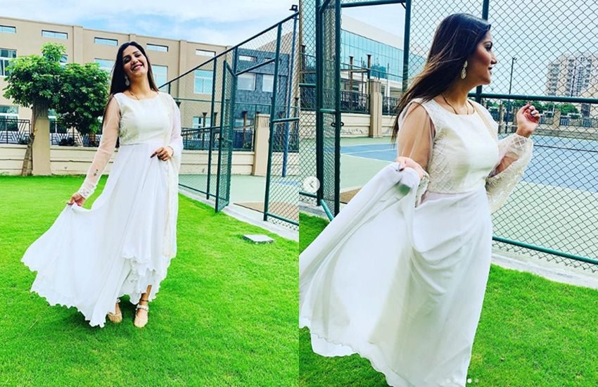 हरियाणवीं सिंगर और डांसर Sapna Choudhary आए दिन सोशल मीडिया में सुर्खियां बटोरती रहती हैं। सपना सोशल मीडिया पर काफी एक्टिव भी रहती हैं। सावन के शुरुआत पर जहां सपना ने भोले का स्वैग नाम से गाना रिलीज किया तो वहीं सावन शिवरात्रि के मौके पर उन्होंने अपने फैंस को शिवरात्रि की शुभकामनाएं दी हैं। शिवरात्रि की शुभकामनाओं के साथ-साथ उन्होंने अपनी कई तस्वीरें भी फैंस के साथ शेयर की हैं। इन तस्वीरों में सफेद कलर की ड्रेस में सपना चौधरी काफी अट्रैक्टिव लग रही हैं। (All Pics: @sapnachoudhary/instagram)